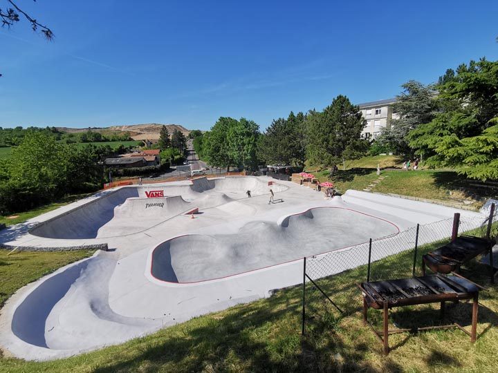 Cosanostra skatepark — rollerblading spot in Chelles, France