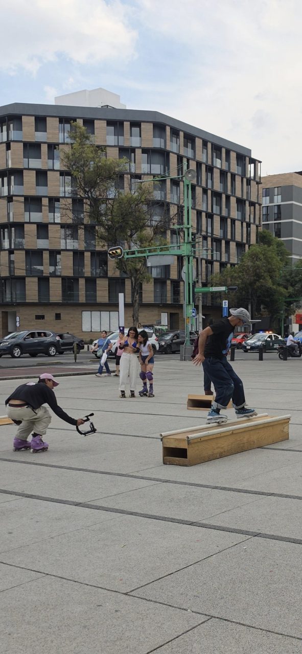 Frontside en el cajón durante un evento de Rollers en la Plaza Lázaro Cárdenas en la colonia Doctores, CDMX. #spot 