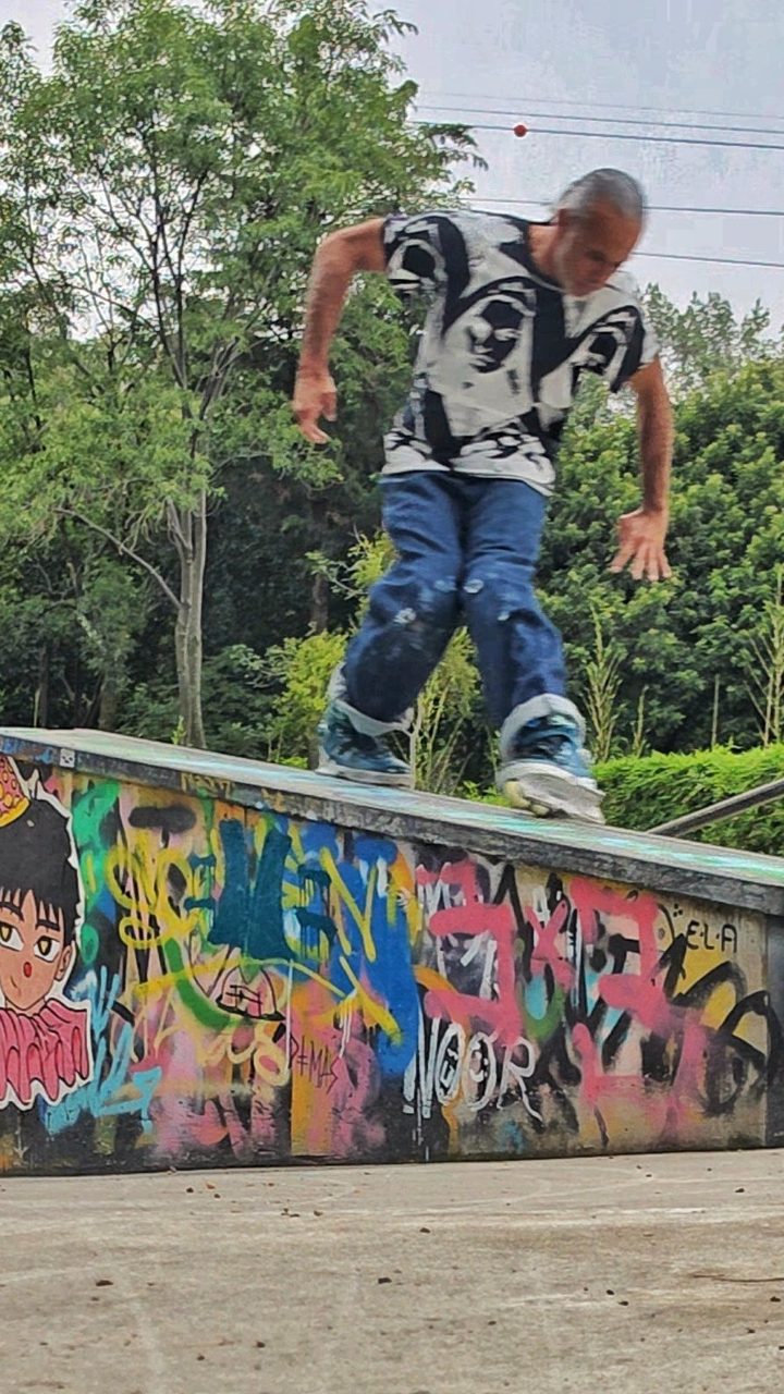 Skatepark Atlantis. Piramide de bajada, mis básicos 🤙 #trick #skatepark 