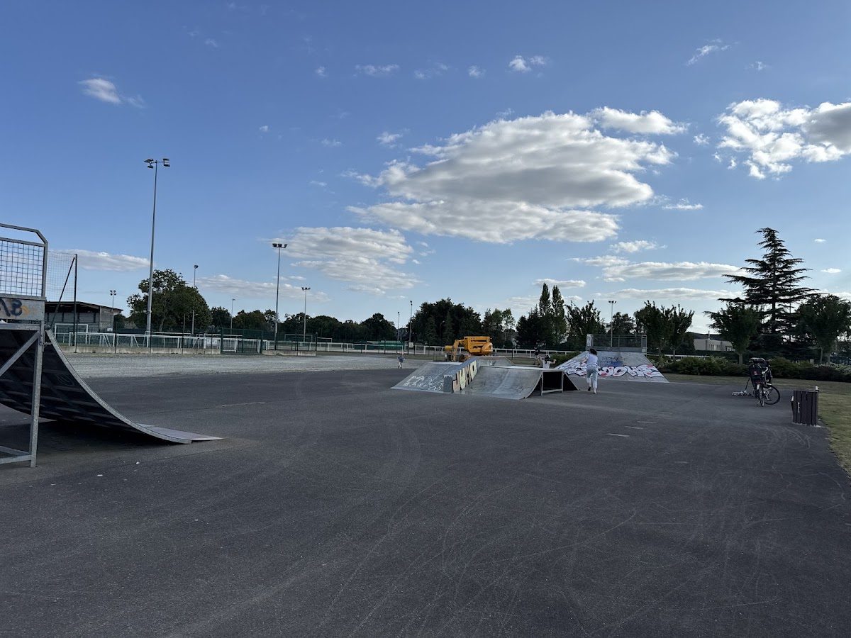 Skatepark de Bruz — rollerblading spot in Bruz, France