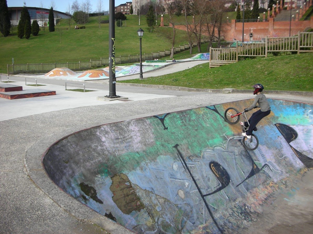 Skatepark de San Lázaro — rollerblading spot in Oviedo, Spain