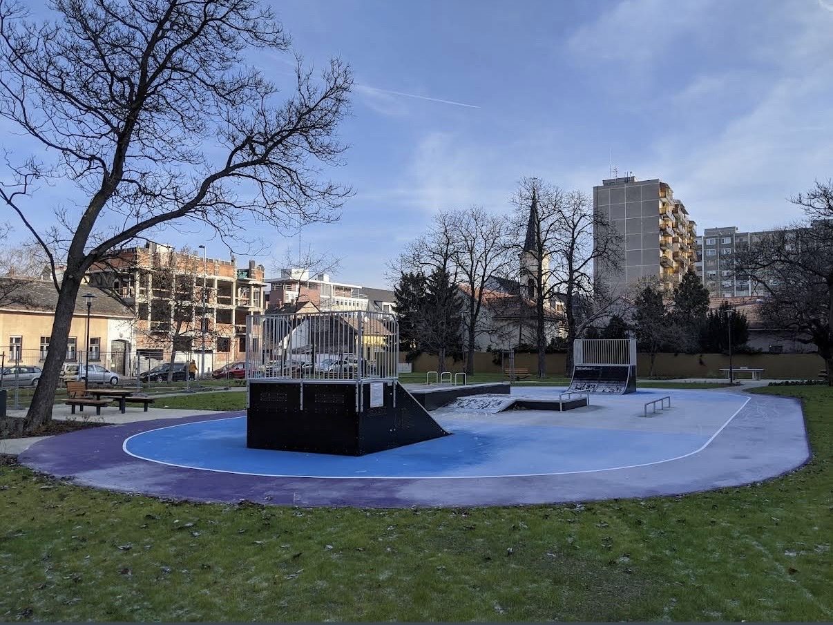 Újpest Dinamik park ( játszó ) — rollerblading spot in Budapest, Magyarország
