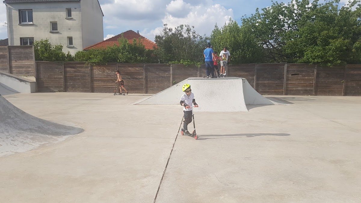 Skatepark du Plessis-Robinson — rollerblading spot in Le Plessis-Robinson, France