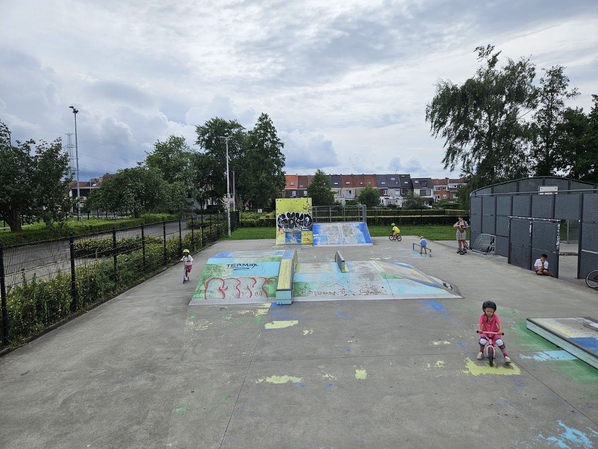 Skatepark van Lot — Sint-Pieters-Leeuw, Belgium