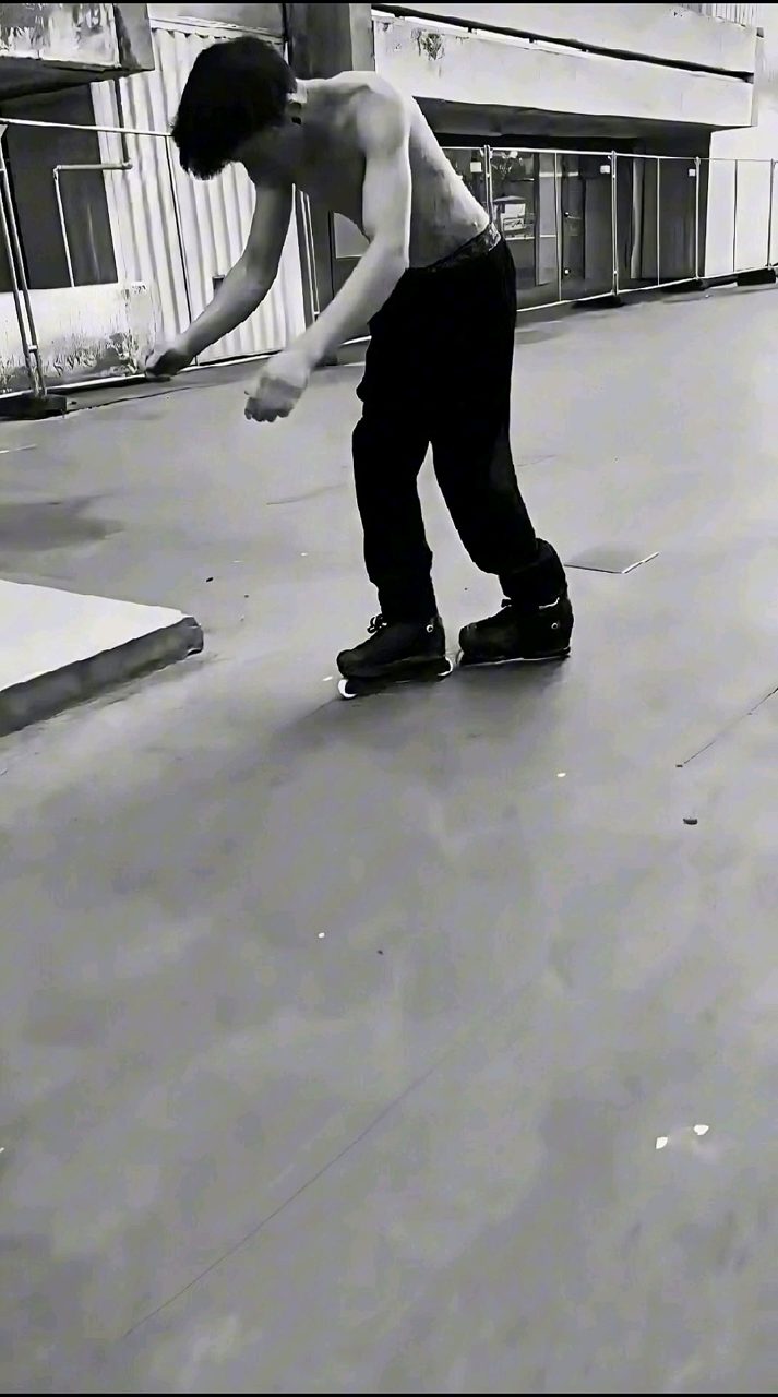 I'm glad I found this ledge that I've long forgotten about! Security is tight tho, but I managed to get in a few decent shots! 👮🏻‍♂️ 🚓 #spot #session #city #trick 