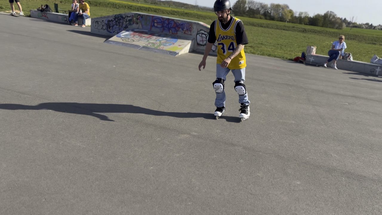 Only 1 cm to soul grind… but hey, it counts 😎🔥
#spot #trick #crew #skatepark #session #friends 