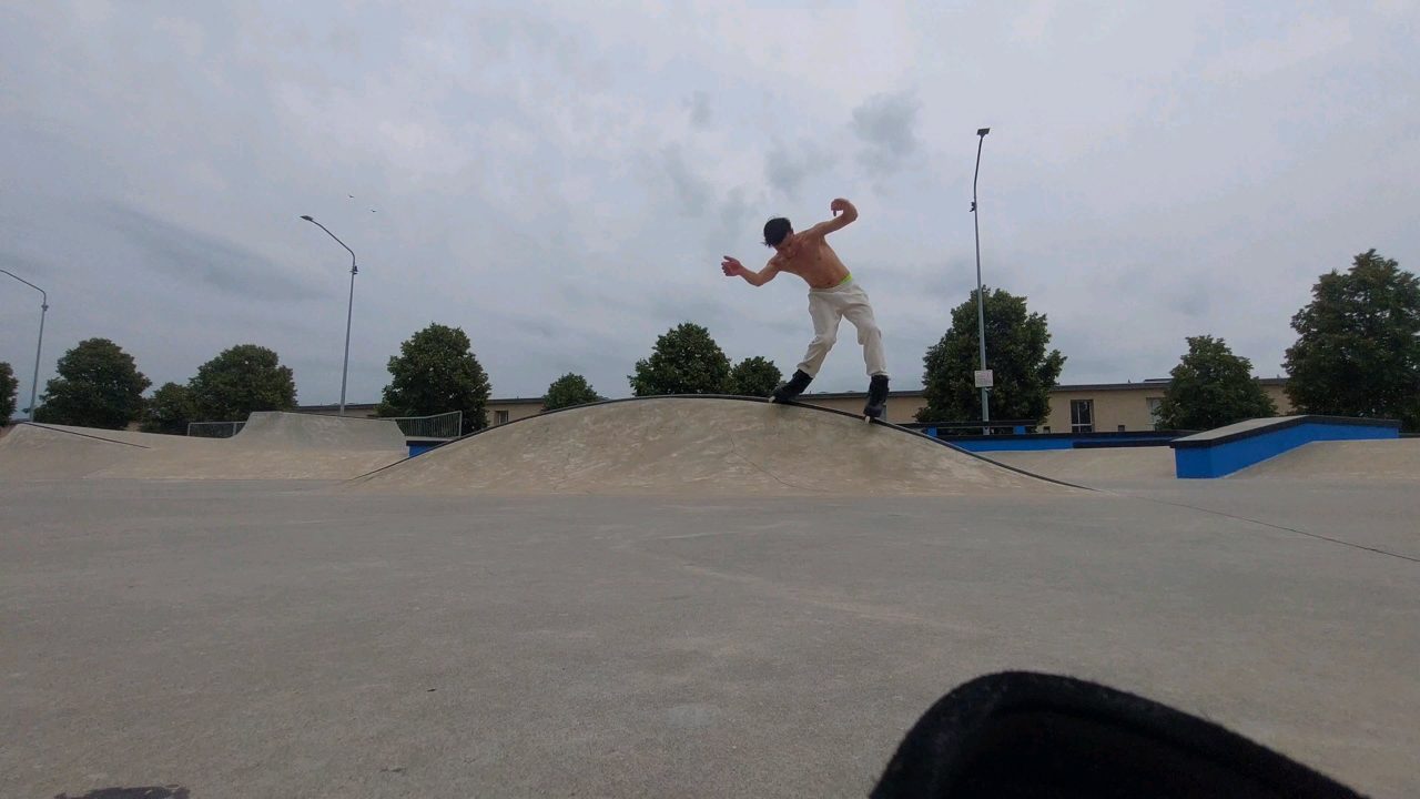 Back farf on a fun lil coping @ evenaar, Almere Buiten. #trick #skatepark #session #choppeduncle 