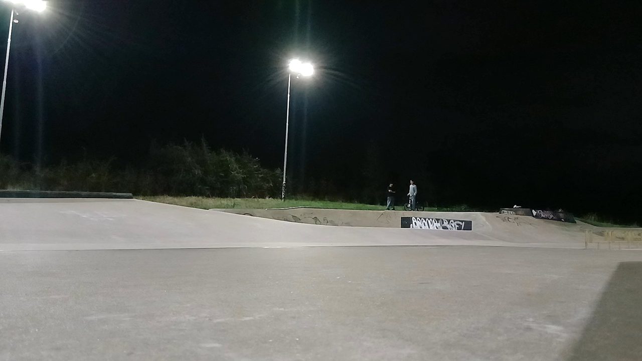 Last outdoor sessions of the year ! #skatepark #session #friends #trick 