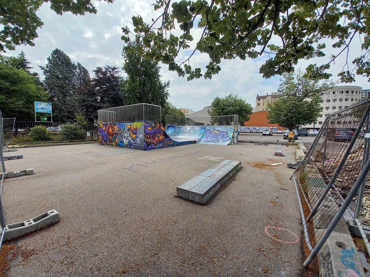 Skatepark du Parc de la France libre — rollerblading spot in Villeurbanne, France