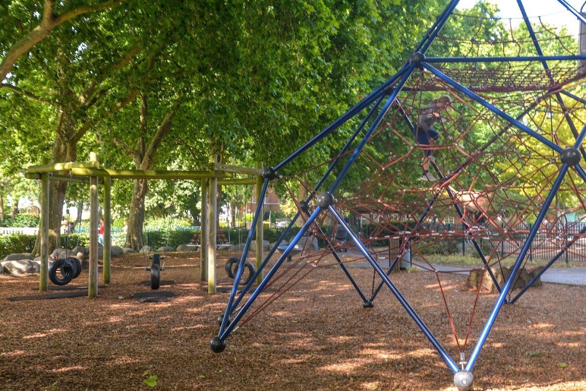 Bishops Park Concrete Skatepark & Bowl — rollerblading spot in London, UK