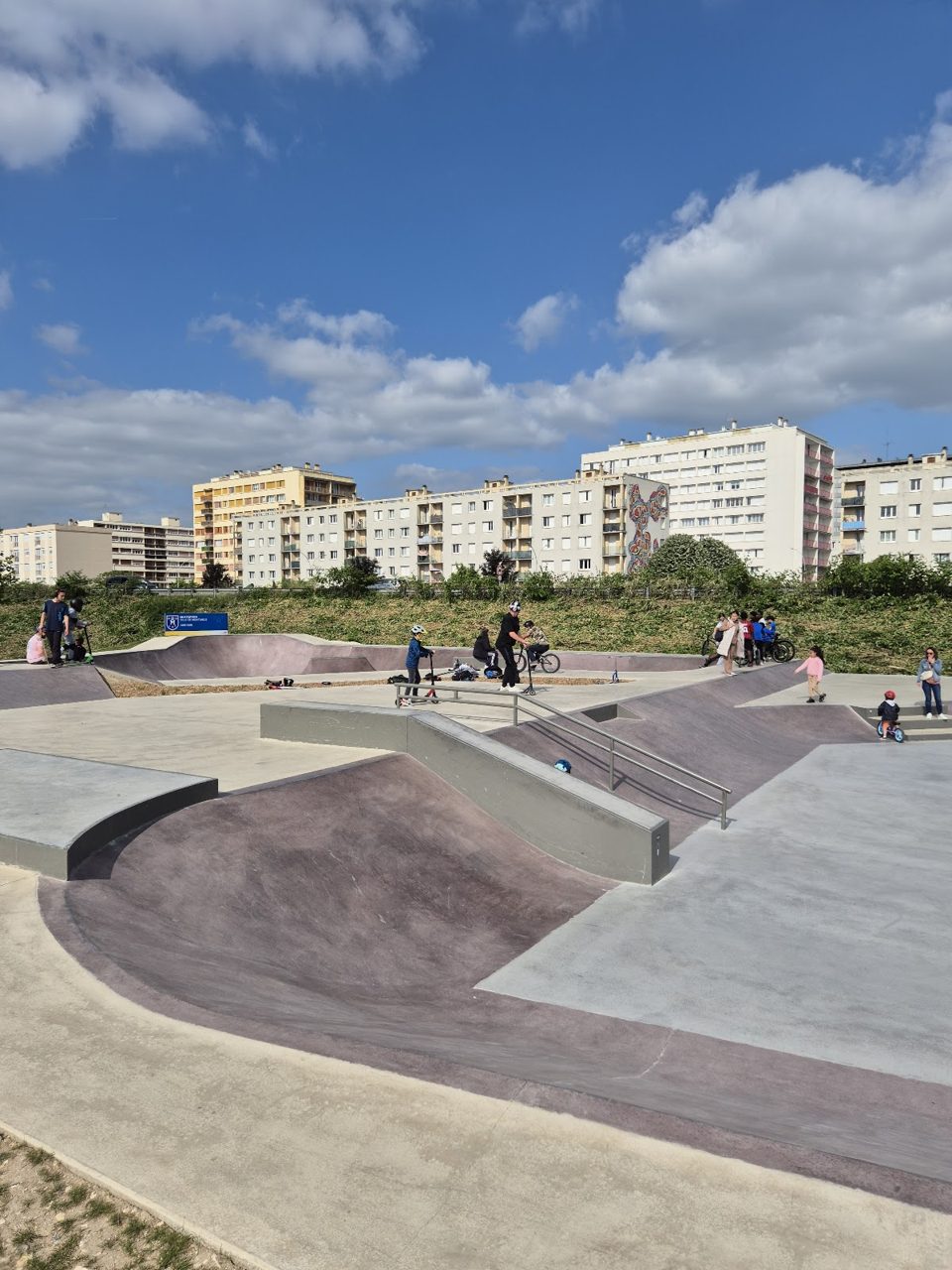 Skatepark du Lac des Closiers — rollerblading spot in Amilly, France