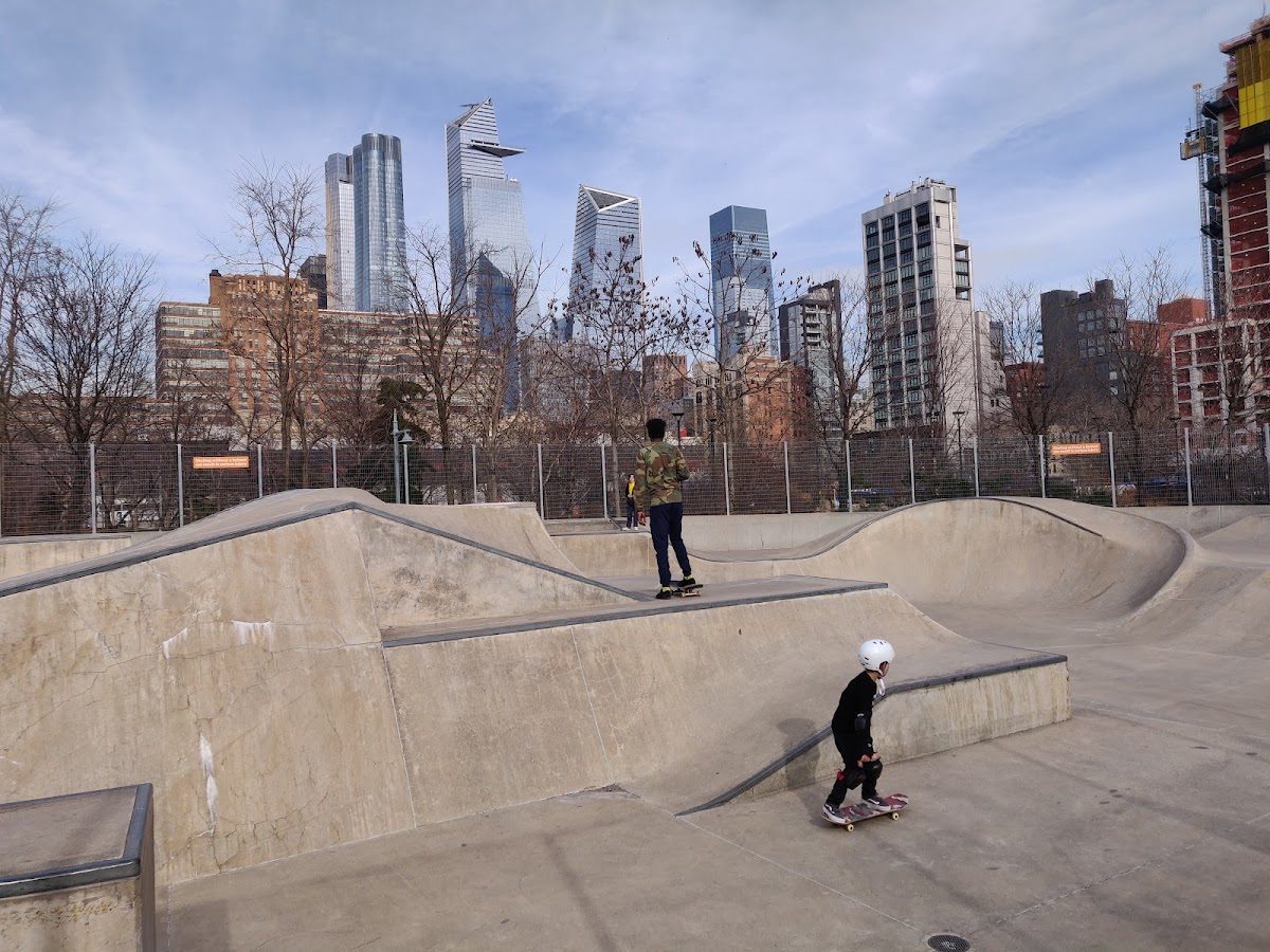 Pier 62 Skatepark — rollerblading spot in New York, USA