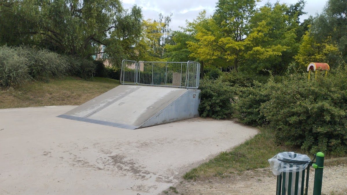 Skatepark Savigny-sur-Orge — rollerblading spot in Savigny-le-Temple, France