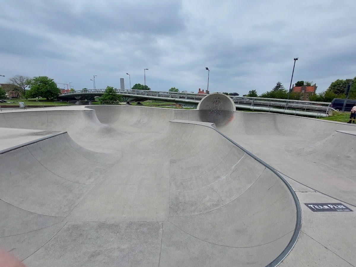 Skatebowl Albertpark — rollerblading spot in Kortrijk, Belgie