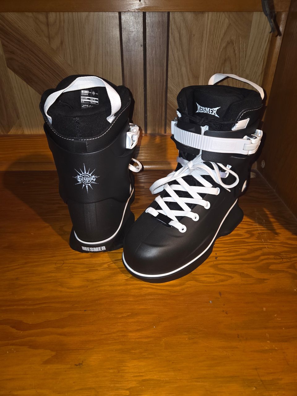 New boot day! I hope they fit because they're fricken gorgeous. I really love the vibe around the Mesmer brand, but Thrones we're not a good fit for my feet, so it'd be cool af if the Eclipse can get the job done.

Wish me luck!!!