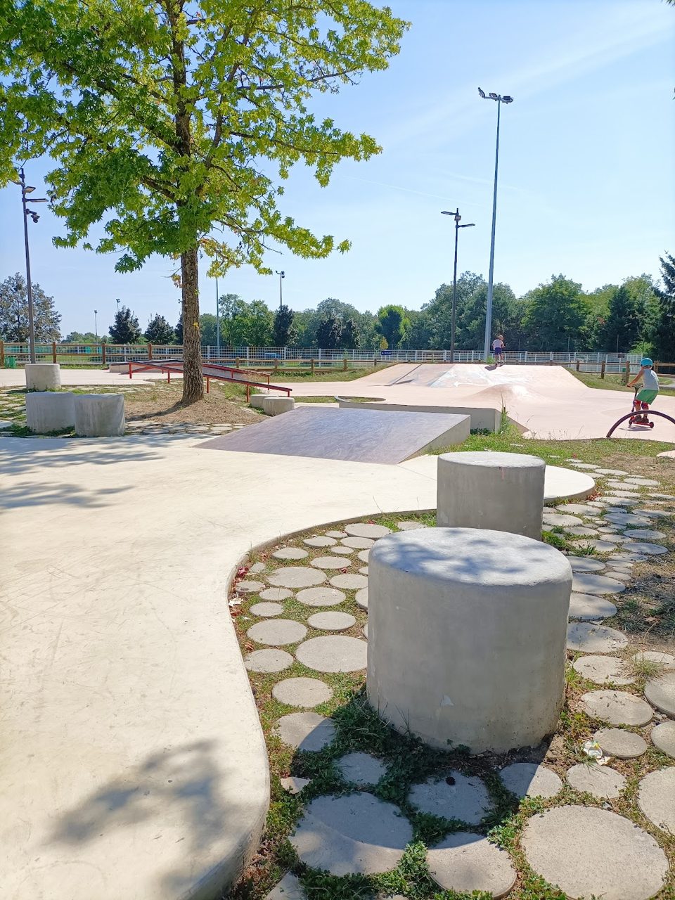 Skatepark de Villefranche — rollerblading spot in Villefranche-sur-Saône, France